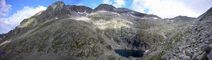 1100px-2008-07-26_-_(05x)_Estany_de_Sarradé_d'Amunt